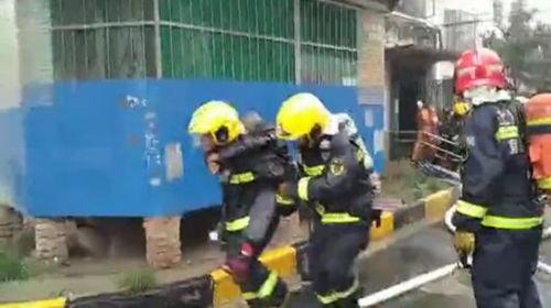 消防员吃白瓜视频全过程,温馨瞬间，消防员与瓜农的甜蜜互动