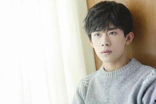 吃瓜小熊易烊千玺视频,萌态十足引网友热议