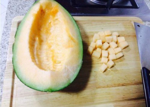 双胞胎吃哈密瓜视频,欢乐吃哈密瓜萌态十足