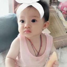 双胞胎吃哈密瓜视频,欢乐吃哈密瓜萌态十足