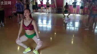 红衣女子酒吧跳舞吃瓜视频,引发网友热议