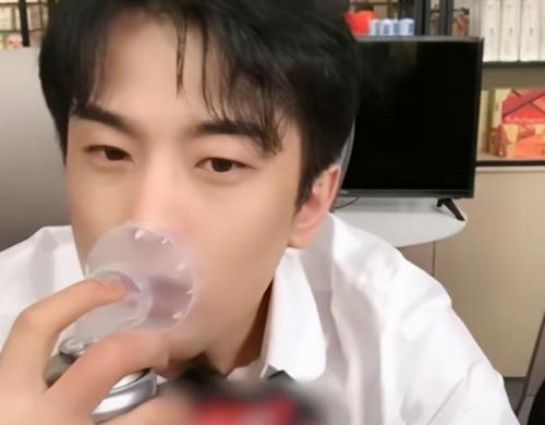 吃瓜吸氧男博主视频,他的视频为何如此火爆？